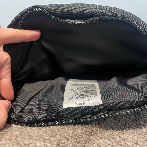 Nike Air Waist Bag: Elevate Your Essentials with a Sporty Style - Picture 3 of 4